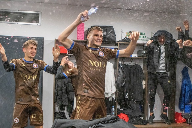 密不透風的 密不透風的